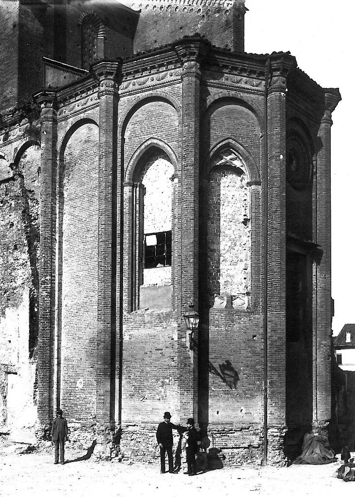 Alfonso Rubbiani durante i lavori di restauro della Chiesa di San Francesco a Bologna. Fondo Pietro Poppi, dalle Collezioni di Genus Bononiae